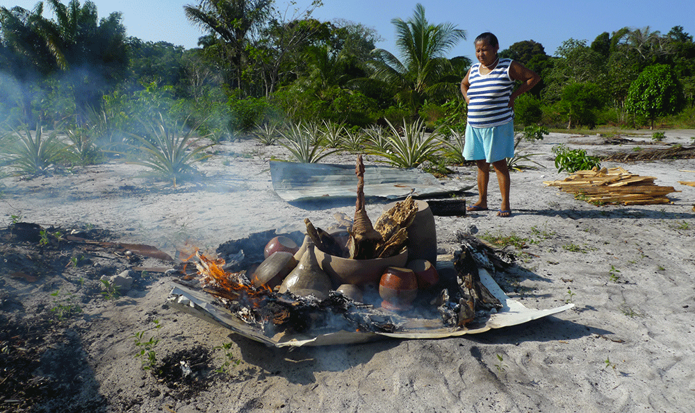 cuisson à ciel ouvert à l'initiative d'Agnes, ainée des potières de Mana